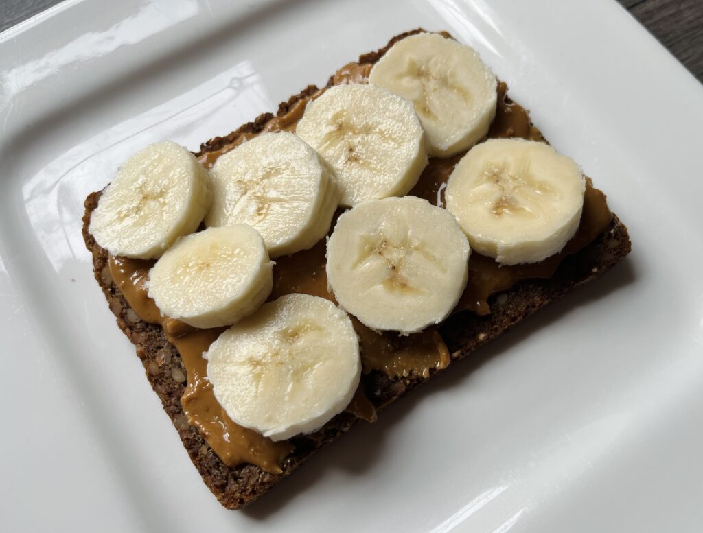 Vollkornbrot mit Erdnussmus und Banane
